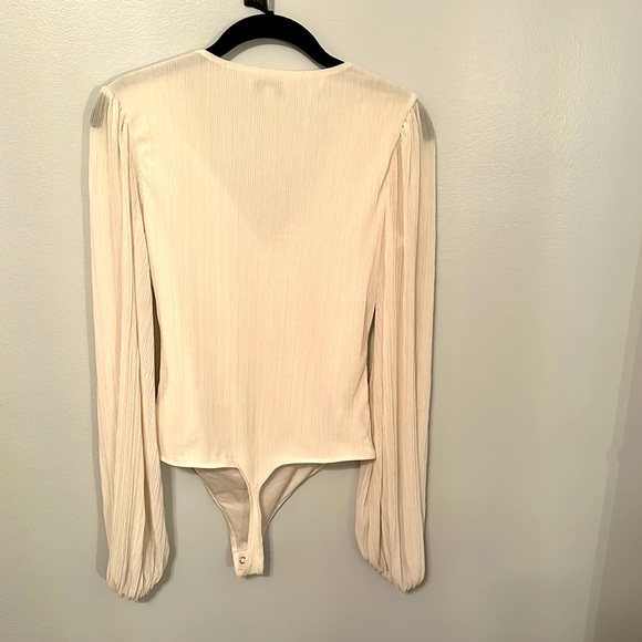 Express size small v neck ribbed bodysuit cream color with some gold - Picture 2 of 5